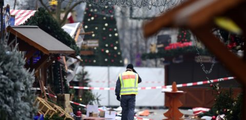 Policial caminha pelo mercado de Natal onde um atentado deixou 12 mortos e 48 feridos. Foto de Tobias Schwarz/AFP