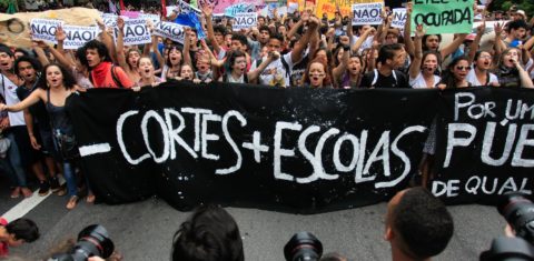 Protesto de estudantes em São Paulo contra o corte de verbas para a educação. Foto de Douglas Pingturo/Brazil Photo Press