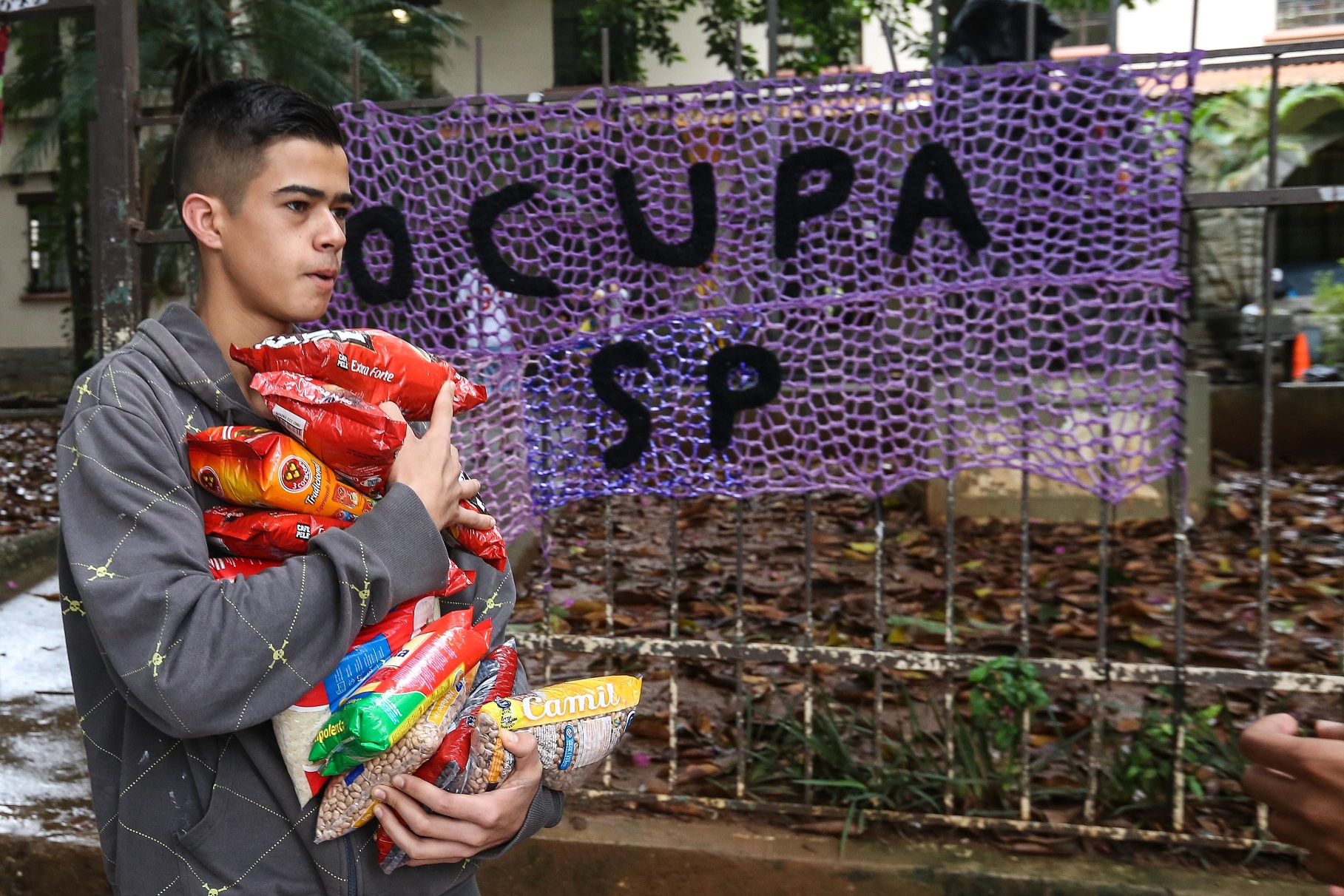 Estudante chega com mantimentos durante uma ocupação de escola em Pinheiros, São Paulo. Foto de Vanessa Carvalho/Brazil Photo Press