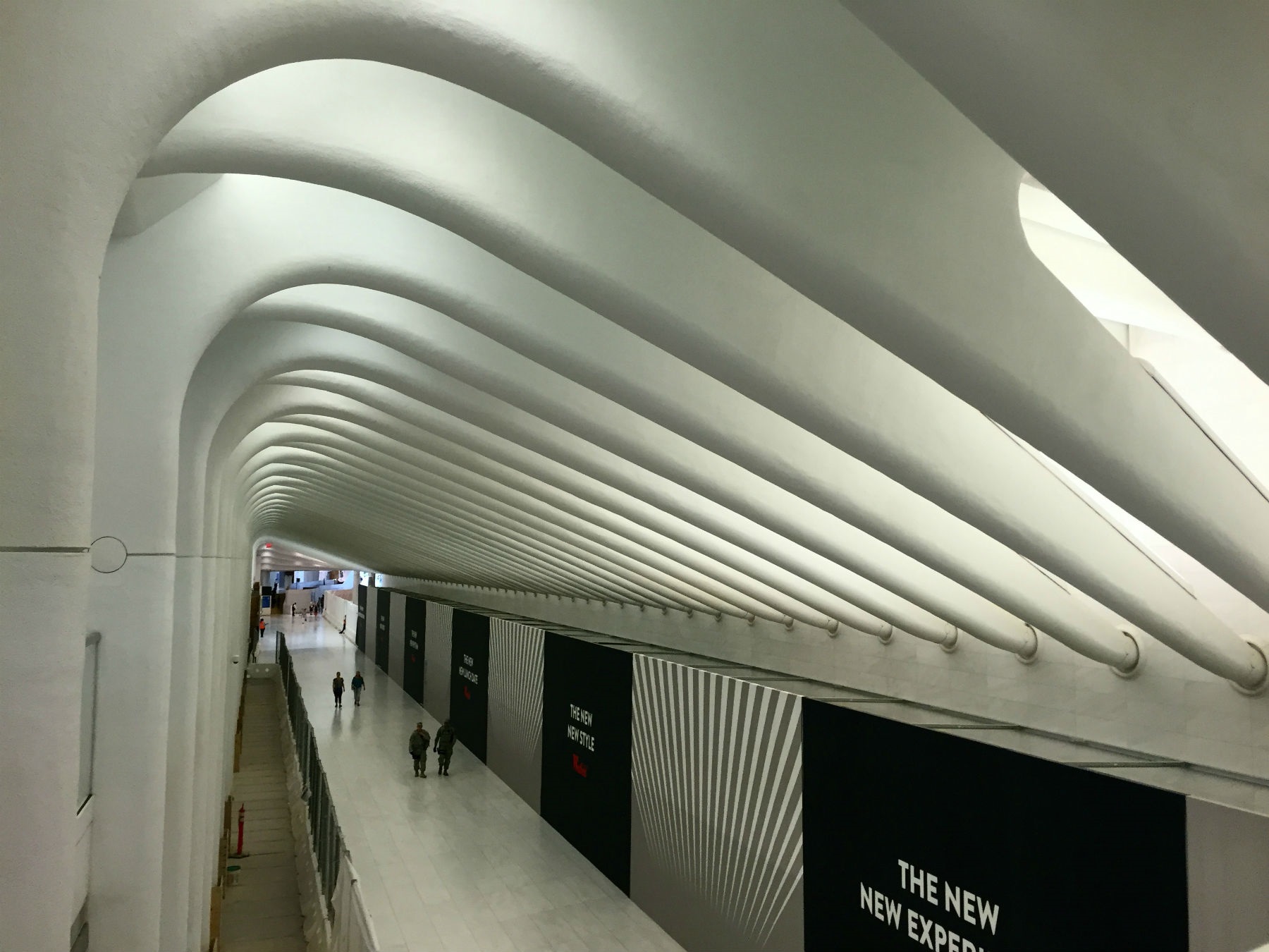 Foto de Carla Lencastre O interior de um dos acessos ao novo hub de transporte de Lower Manhattan, projetado por Santiago Calatrava. Foto de Carla Lencastre
