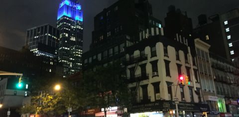 As 1.200 lâmpadas LED do Empire State Building foram instaladas há quatro anos e iluminam intensamente a antena no topo da torre. Foto Carla Lencastre
