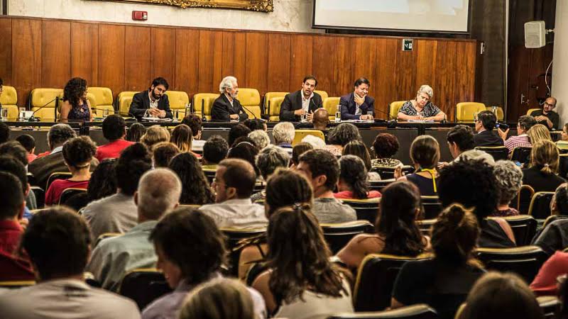 O prefeito tem que cumprir o que determinou e se não cumpriu deve explicar direitinho para a sociedade porque não conseguiu, já que os cidadão continua acompanhando a execução das metas após a sua aprovação