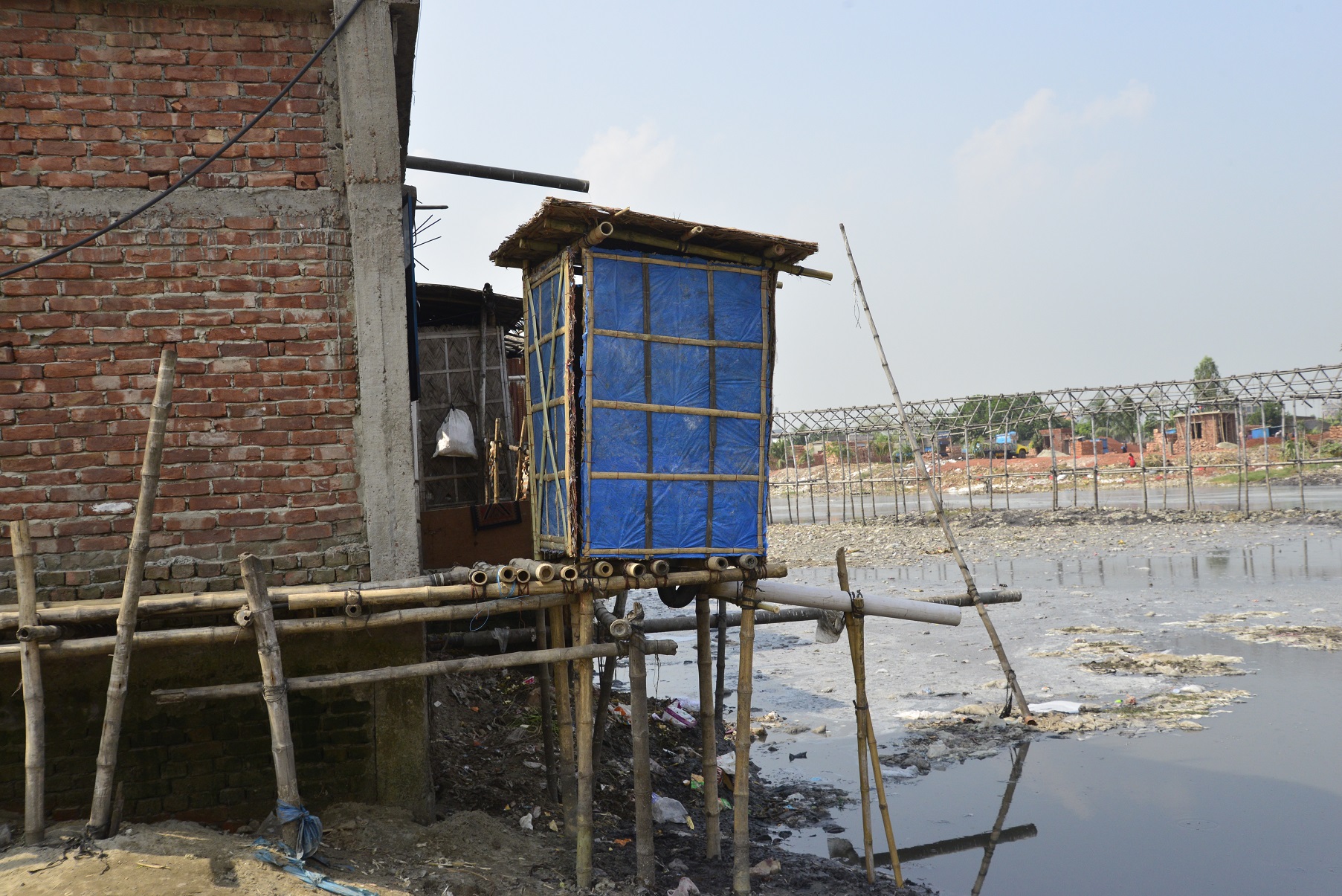 Foto de Mamunur Rashid/NurPhoto Vista de um banheiro numa favela de Dhaka, em Bangladesh. Foto de Mamunur Rashid/ NurPhoto