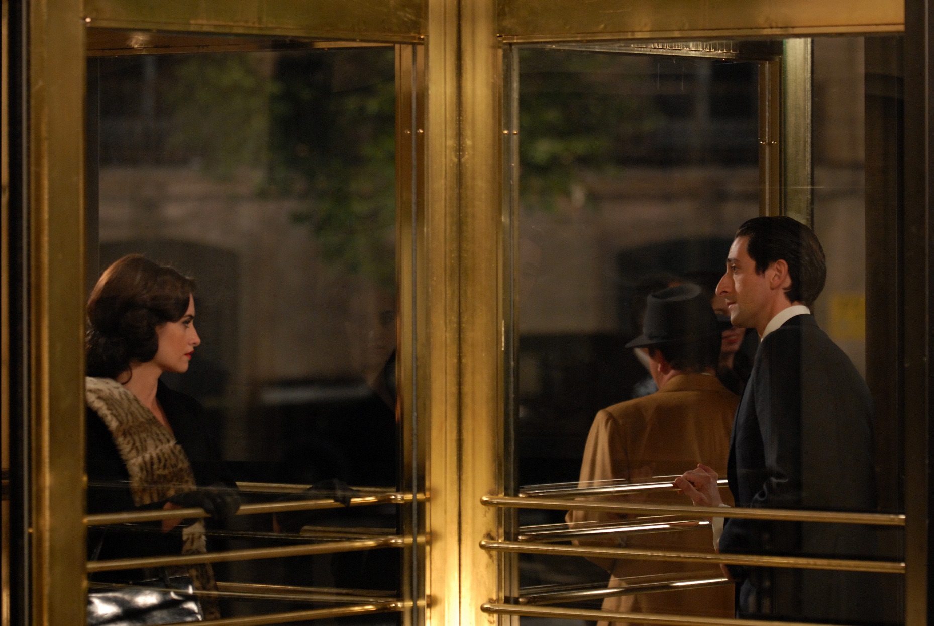 Foto Kobal / The Picture Desk Se os personagens presos na porta giratória fossem sempre a Penelope Cruz e Adrien Brody , a vida do dr. Big Data seria muito mais simples. Foto Kobal / The Picture Desk
