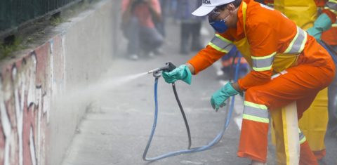 O prefeito João Dória apaga, pessoalmente, parte dos grafites da Avenida 23 de maio , em São Paulo. Foto de Suamy Beydoun/AGIF