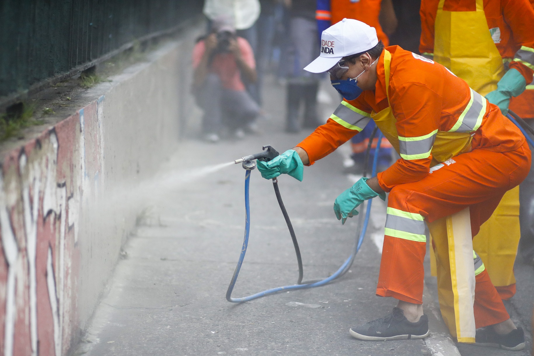 Foto Suamy Beydoun/AGIF O prefeito João Dória apaga, pessoalmente, parte dos grafites da Avenida 23 de maio , em São Paulo. Foto de Suamy Beydoun/AGIF