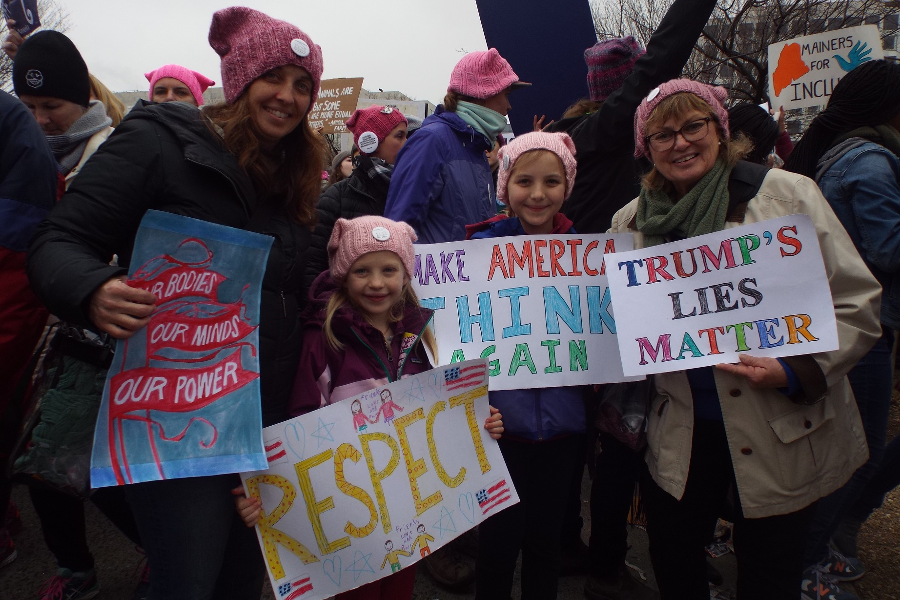 As várias gerações da família Wood com seus cartazes, em Washington. Foto de Manuela Andreoni