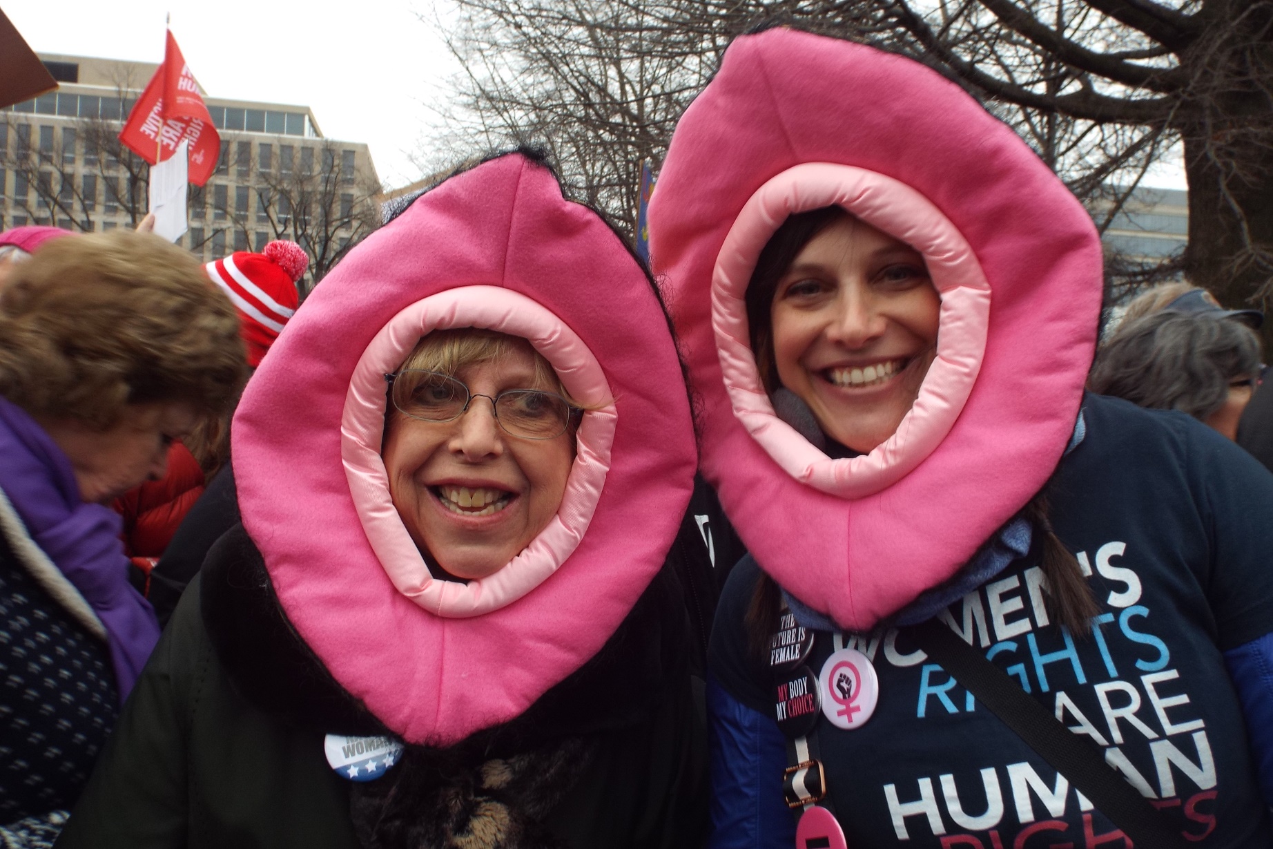Mãe e filha vestidas de vagina na manifestação. Foto de Manuela Andreoni
