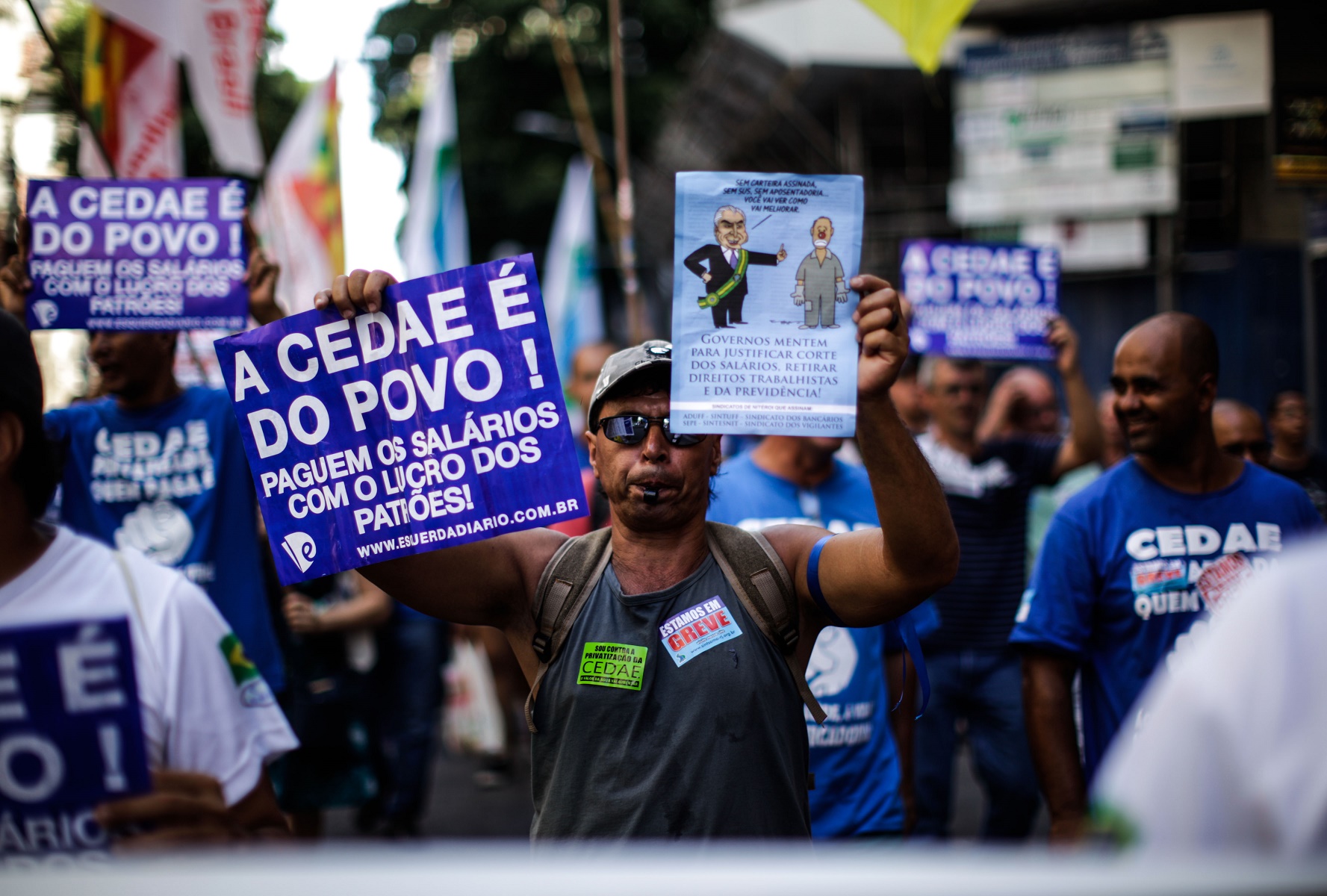 Manifestantes protestam contra a venda da Cedae, no Centro do Rio. Foto de Alex Ribeiro/AGIF