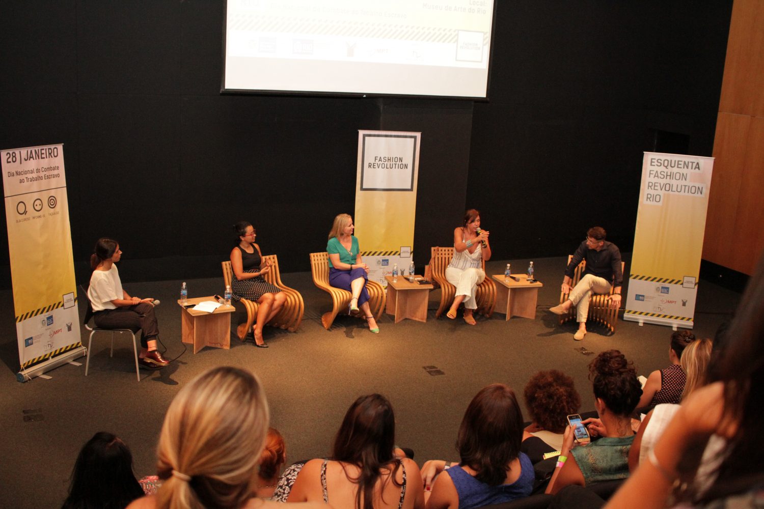 Esquenta do Fashion Revolution: mesa sobre trabalho análogo ao escravo nas metrópole (Foto de divulgação)