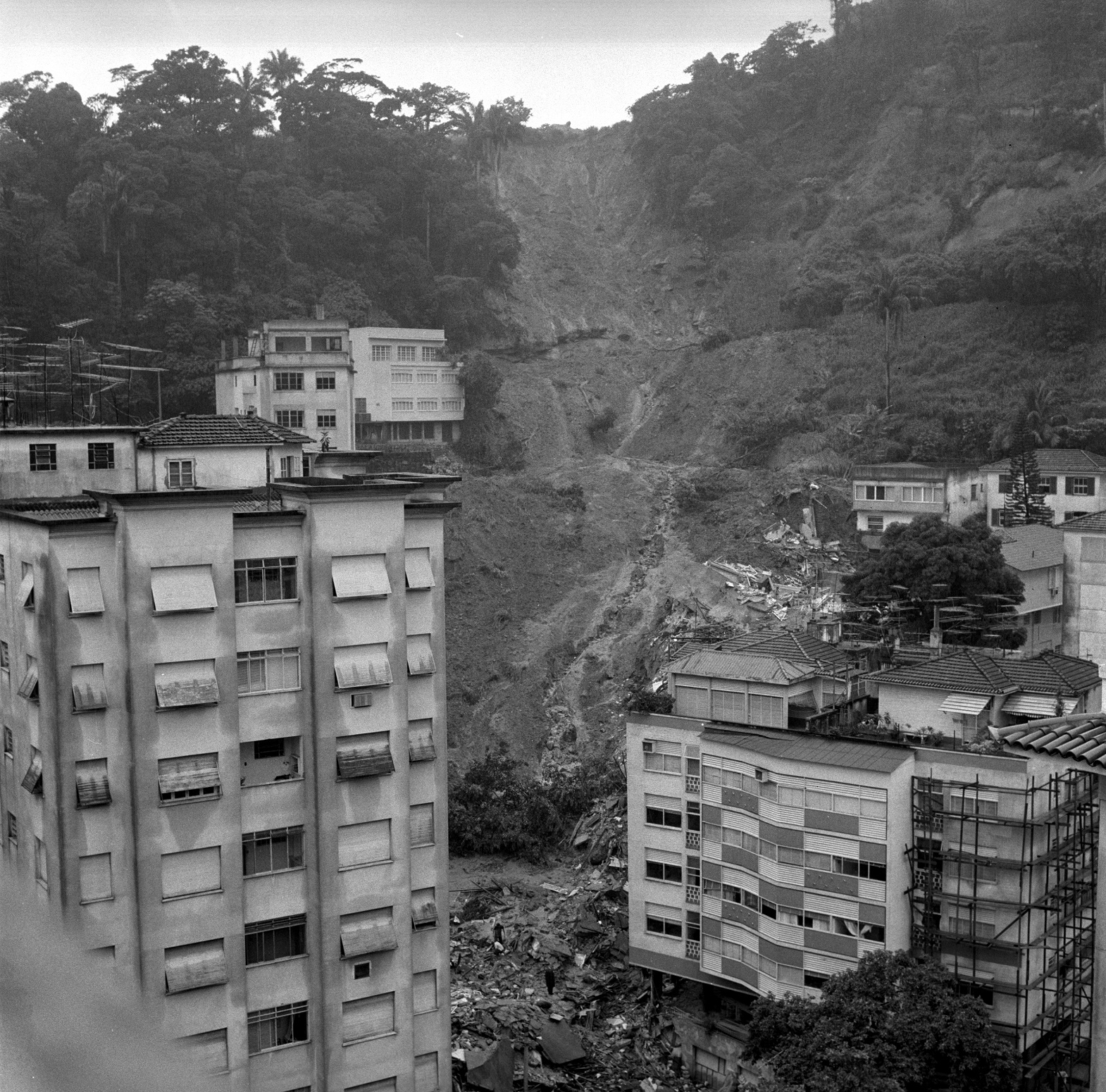 Foto Agência Globo Há 50 anos, a tragédia vista da General Glicério. Uma pedra imensa rolou, derrubou uma casa, dois prédios e deixou 120 mortos. Foto Agência Globo