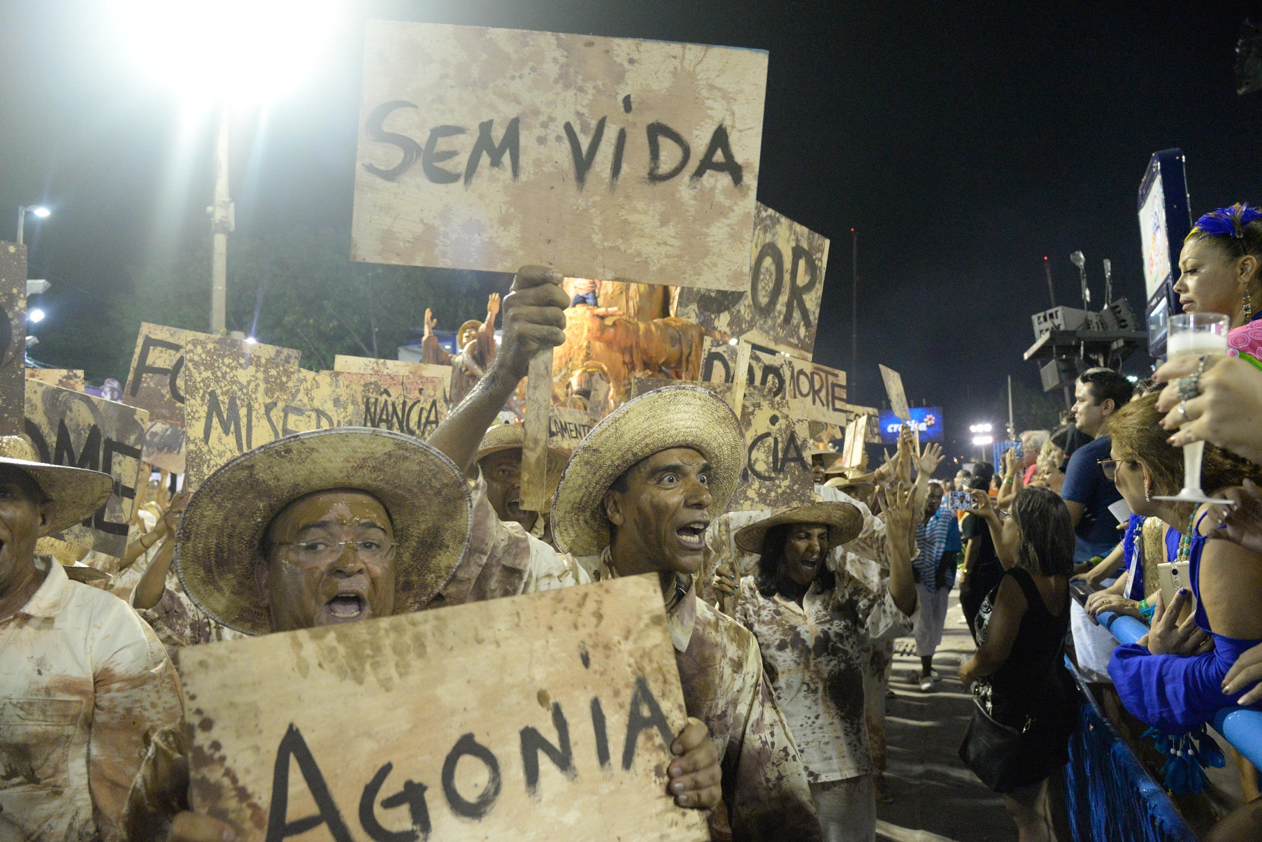 No desfile da Portela, as menções involuntárias ao sofrimento que marcou o segundo dia de festa. Foto de Clever Felix/Brazil Photo Press