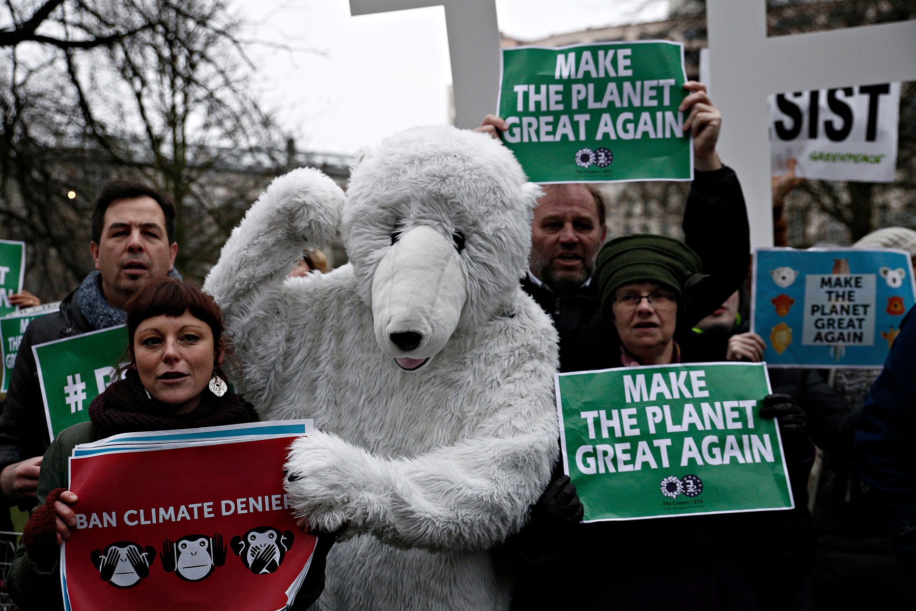Foto de Alexandros Michailidis / SOOC Manifestantes protestam na Bélgica contra a política ambiental dos EUA. Foto de Alexandros Michailidis / SOOC