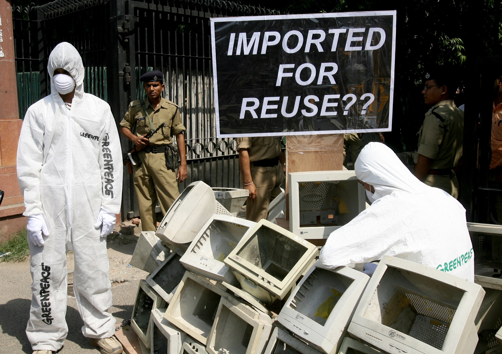 Foto Raveendran/AFP Manifestantes do Greenpeace na Índia, protestam contra a importação de lixo eletrônico. Foto Raveendran/AFP