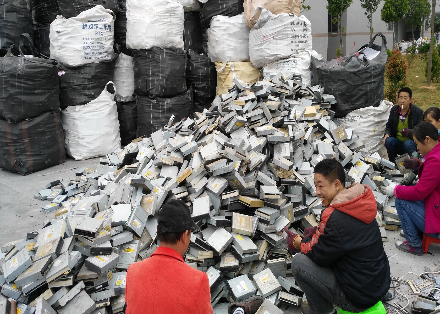 Foto Imaginechina Trabalhadores chineses removem ouro, paládio e cobre das placas de circuitos eletrônicos. Foto Imaginechina