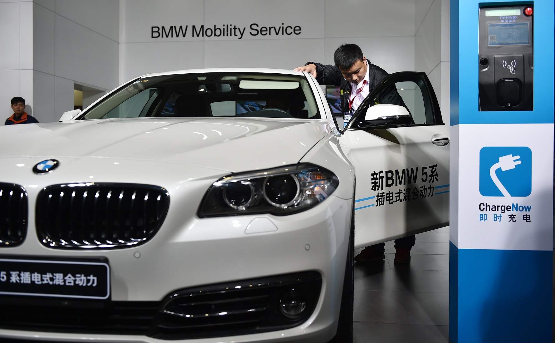 No Brasil, um BMW elétrico pode custar até R$ 850 mil. Foto Huang zhengwei / Imaginechina