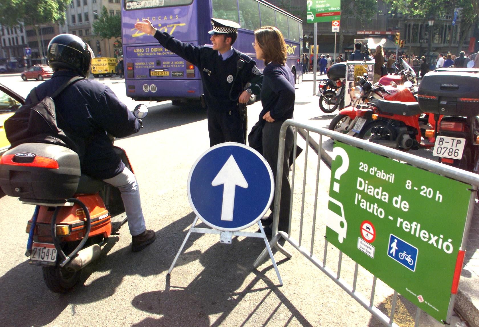 Policial proíbe a entrada de uma moto no centro de Barcelona no dia mundial sem carro. Foto Eric Cabanis/AFP