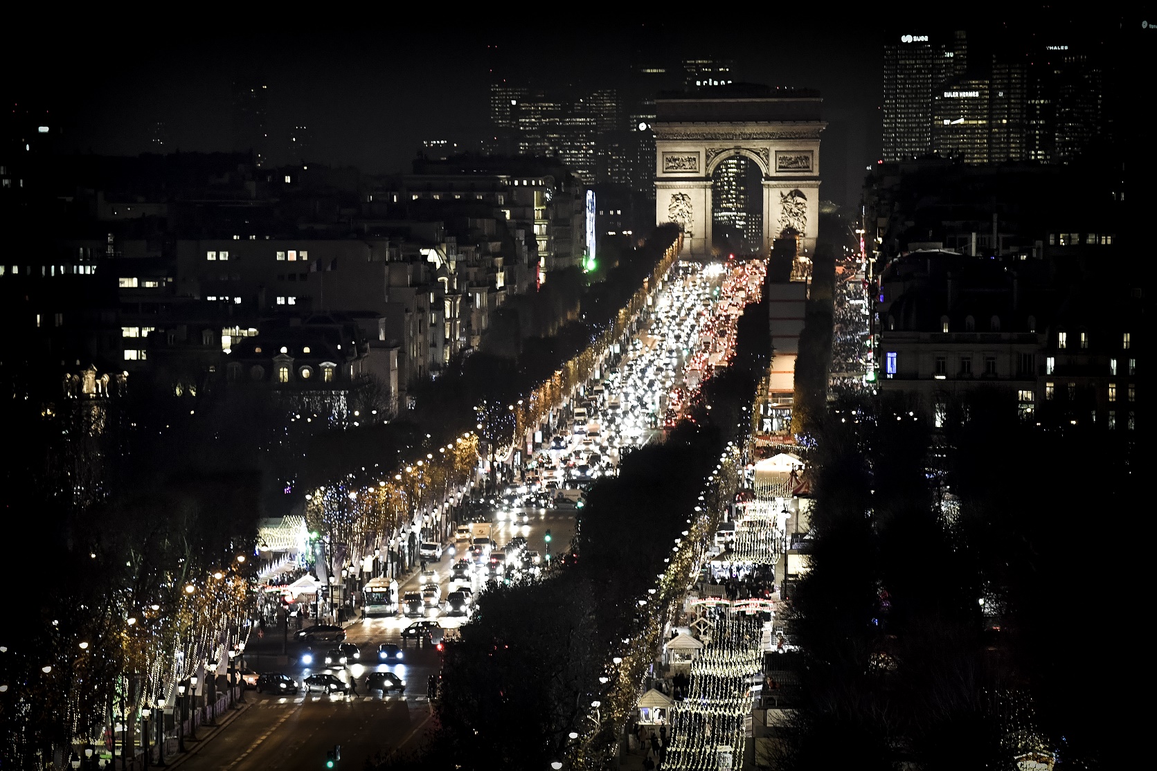 Foto de Philippe Lopez/AFP Imagem noturna do trânsito intenso na tradicional Champs Elysees, em Paris. Foto de Philippe Lopez/AFP