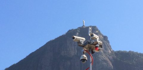 Se não se importam em avançar o sinal na frente do pardal e pagar trezentos reais de multa, não vai ser uma câmera solitária e autista que vai meter medo. Foto Leo Aversa
