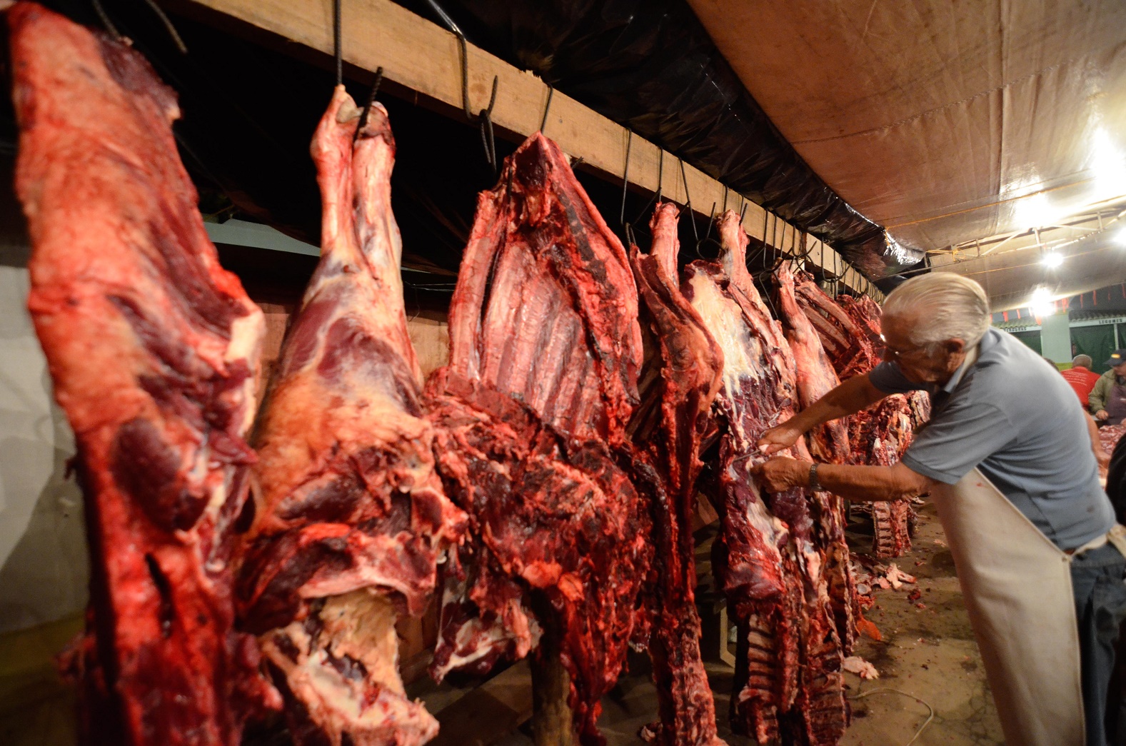 Foto Levi Bianco/Brazil Photo Press Açougueiro corta um pedaço de carne durante o Festival do Divino, no interior de São Paulo. Foto Levi Bianco/Brazil Photo Press