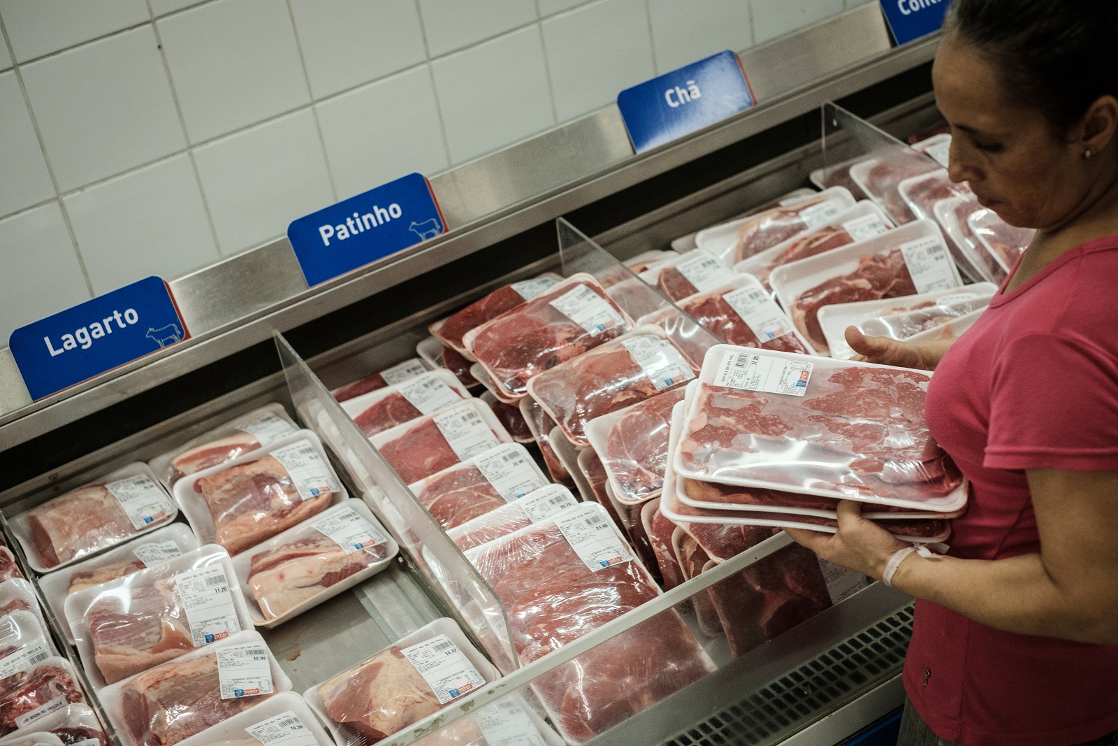 Yasuyoshi Chiba/AFP Embalagens de carne dispostas num supermercado do Rio de Janeiro. Em quem confiar? Foto Yasuyoshi Chiba/AFP