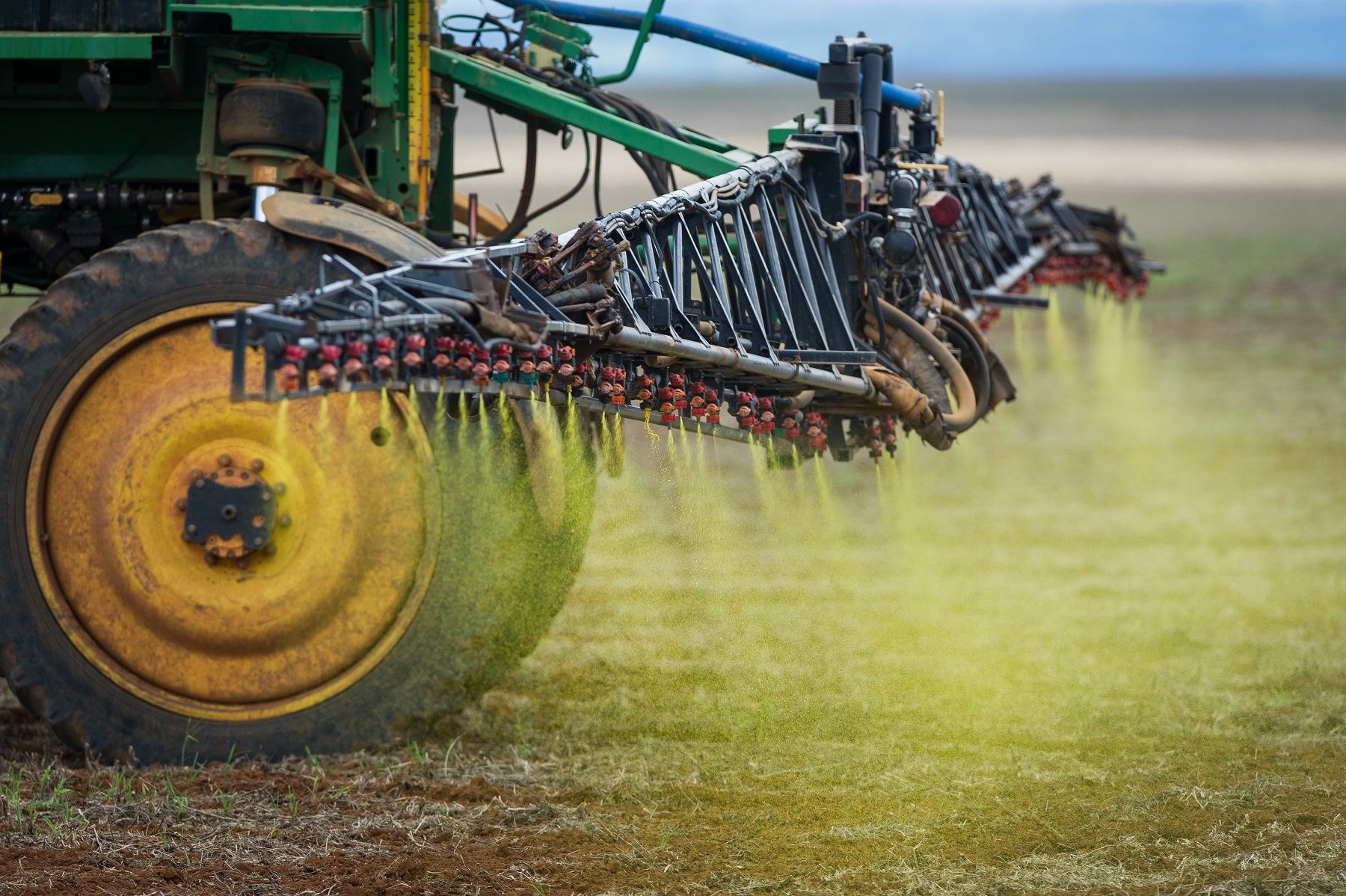 Foto de Yasuyoshi Chiba/AFP Aplicação de herbicida numa plantação de soja no Cerrado. Foto de Yasuyoshi Chiba/AFP