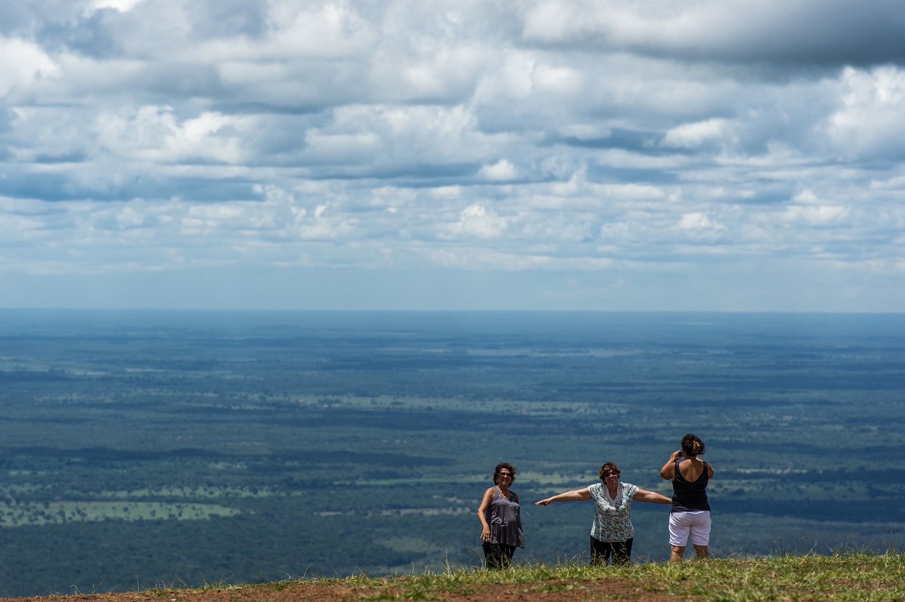 Foto de Yasuyoshi Chiba/AFP Turistas fazem fotos na Chapada dos Guimarães, uma regiões mais visitadas do Cerrado. Foto de Yasuyoshi Chiba/AFP