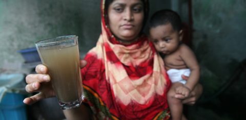 A contaminação da água é uma das principais causas da mortalidade infantil no mundo. Foto de Mehedi Nasan/NurPhoto