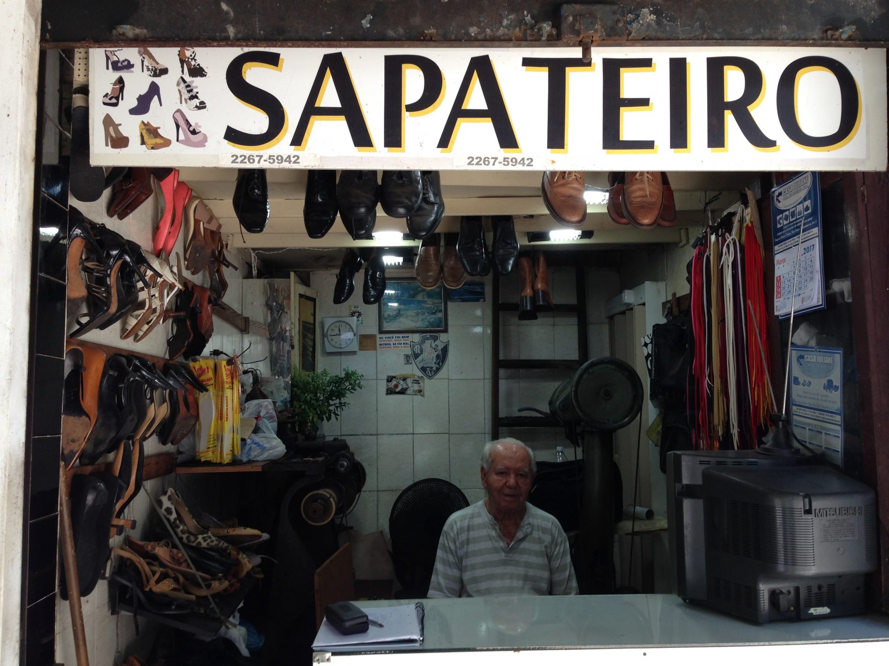 Seu Joaquim, o mais antigo sapateiro do Rio. (Foto de Livia Ferrari)