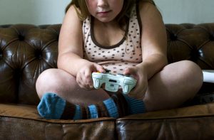 Foto de Roos Koole/ ANP/ AFP Menina gordinha com videogame. Foto de Roos Koole/ ANP/ AFP