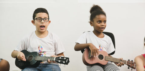 Nicollas e Manuelle nos ensaios do Concerto Azul: conscientização sobre autismo (Foto de divulgação)