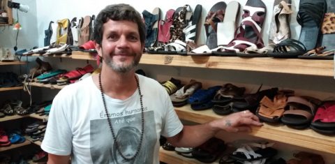 Carlos Henrique Bon, o Caíque, produz 350 pares por mês, junto com dois ajudantes. Foto Renee Rocha