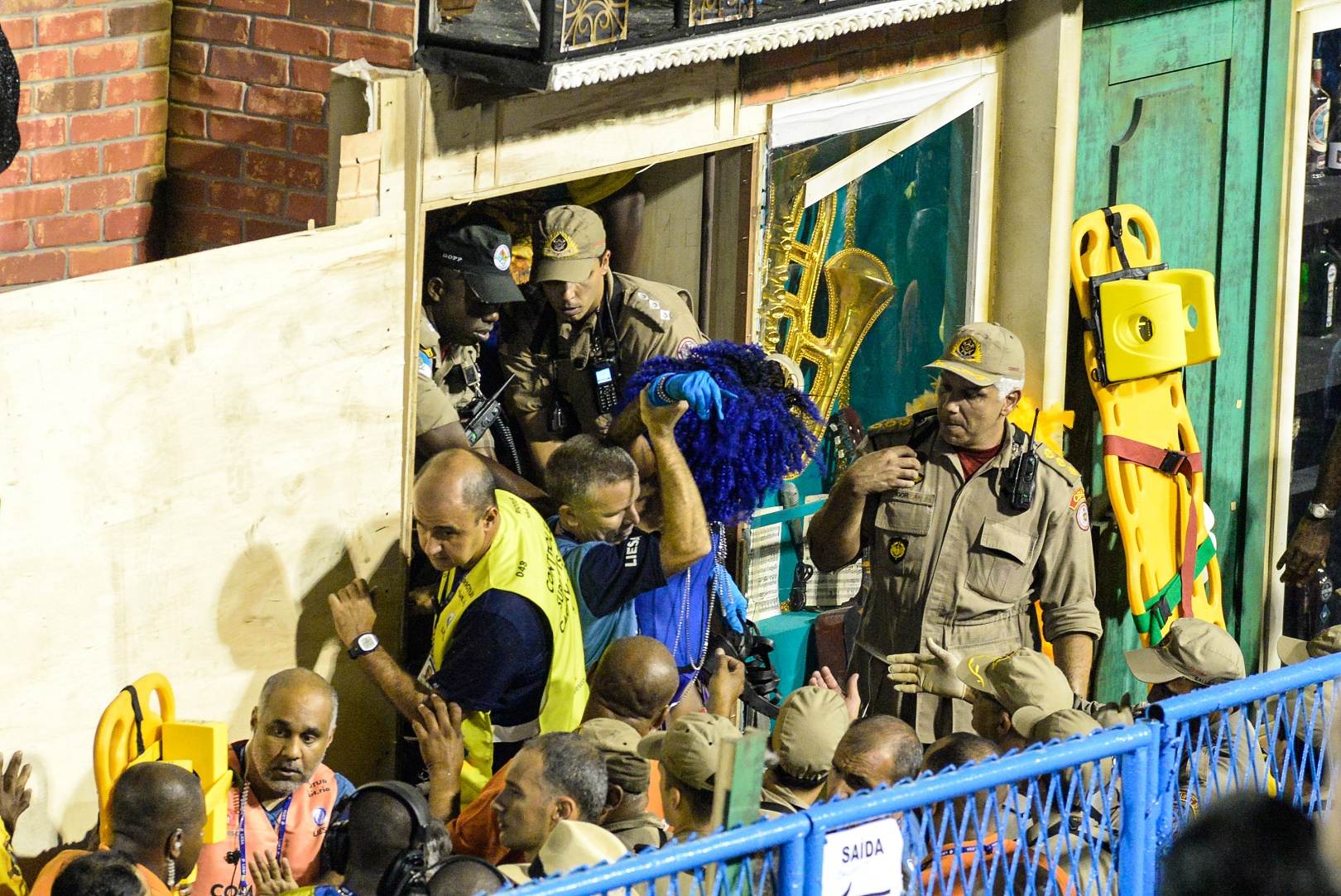 Foto de Clever Felix/Brazil Photo Press Bombeiros espremidos contra as grades da Sapucaí tentam fazer o seu trabalho. Foto de Clever Felix/Brazil Photo Press