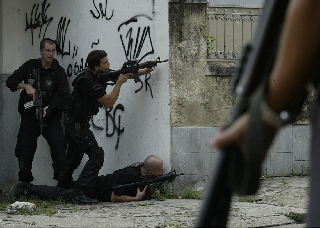 Foto de Marcos Tristão Policiais e traficantes trocam tiros na Vila Cruzeiro, na Penha. Foto de Marcos Tristão