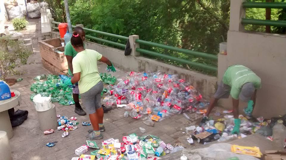 Entre os projetos de Cris, a luta contra o lixo depositado sem controle no morro (foto de divulgação)