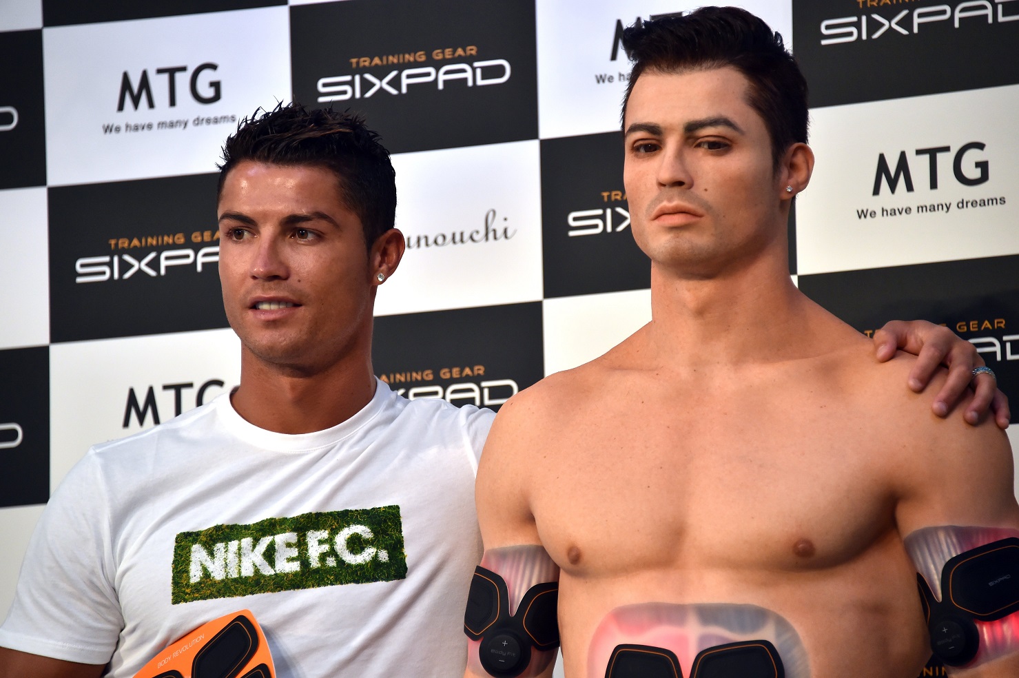 Foto Yoshikazu Tsuno/AFP O jogador Cristiano Ronaldo e o seu "clone", produzido em 3D. Foto Yoshikazu Tsuno/AFP