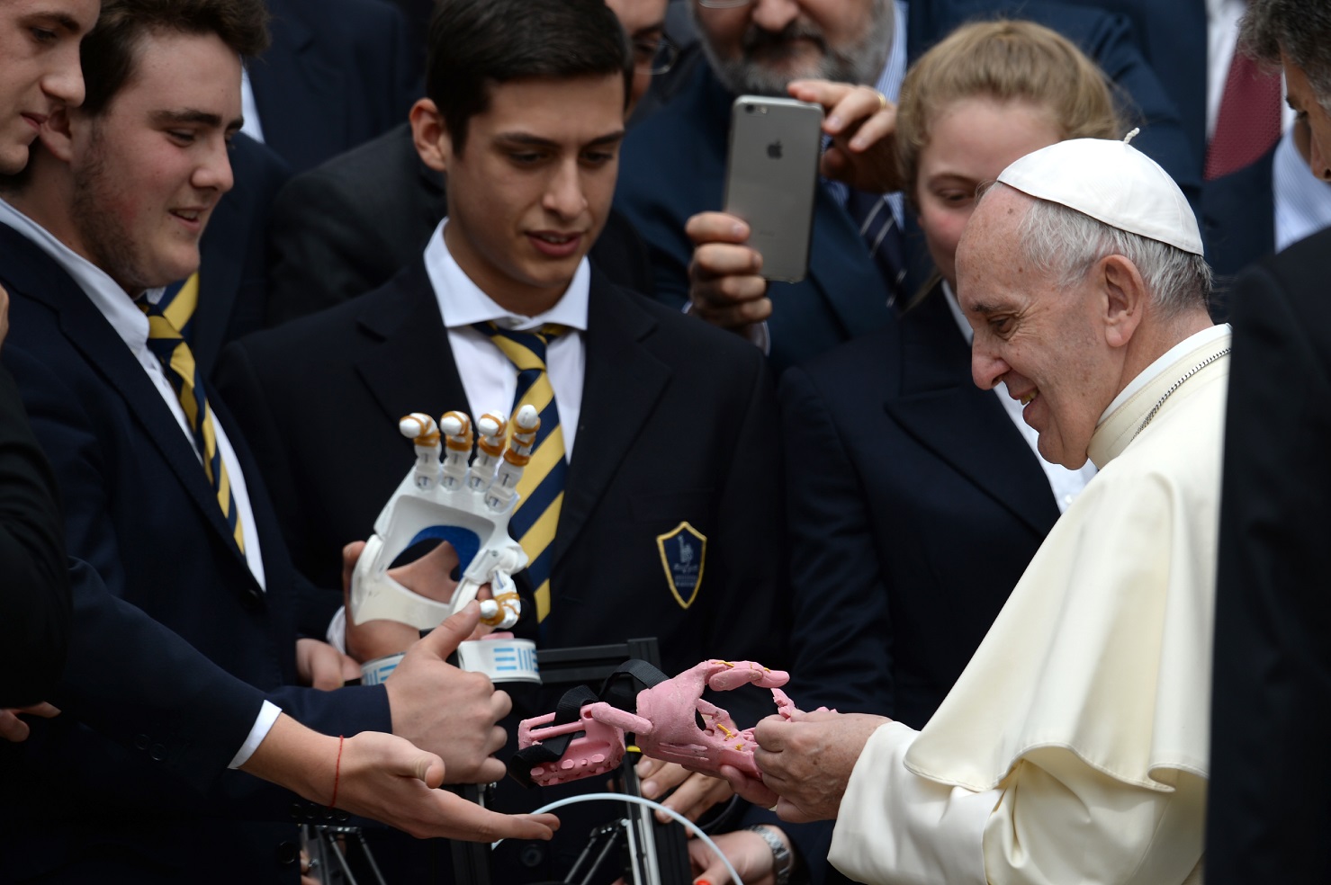 Foto Filippo Monteforte/AFP O Papa Francisco segura a prótese de uma mão produzida em 3D. Foto Filippo Monteforte/AFP