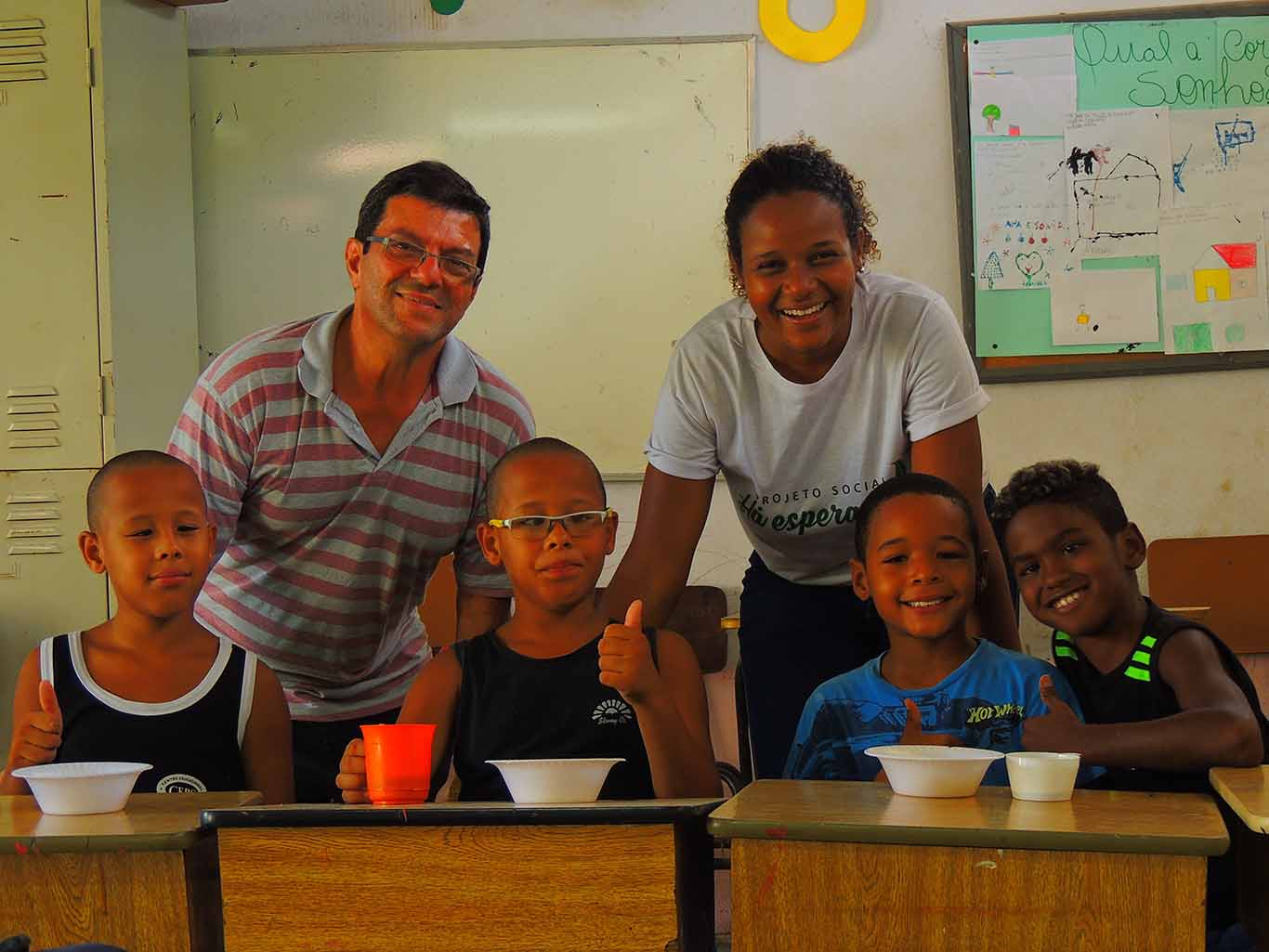 Alunos e professor da ONG Ha Esperanca. Foto de Roberta Arauj