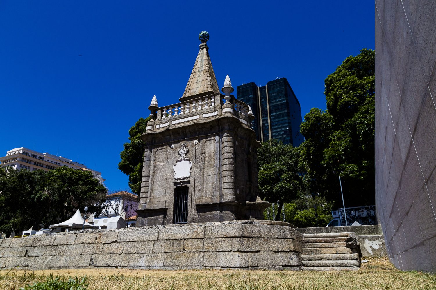 O Chafariz do Mestre Valentin guarda símbolo do imperialismo português (foto Marcio Menasce)
