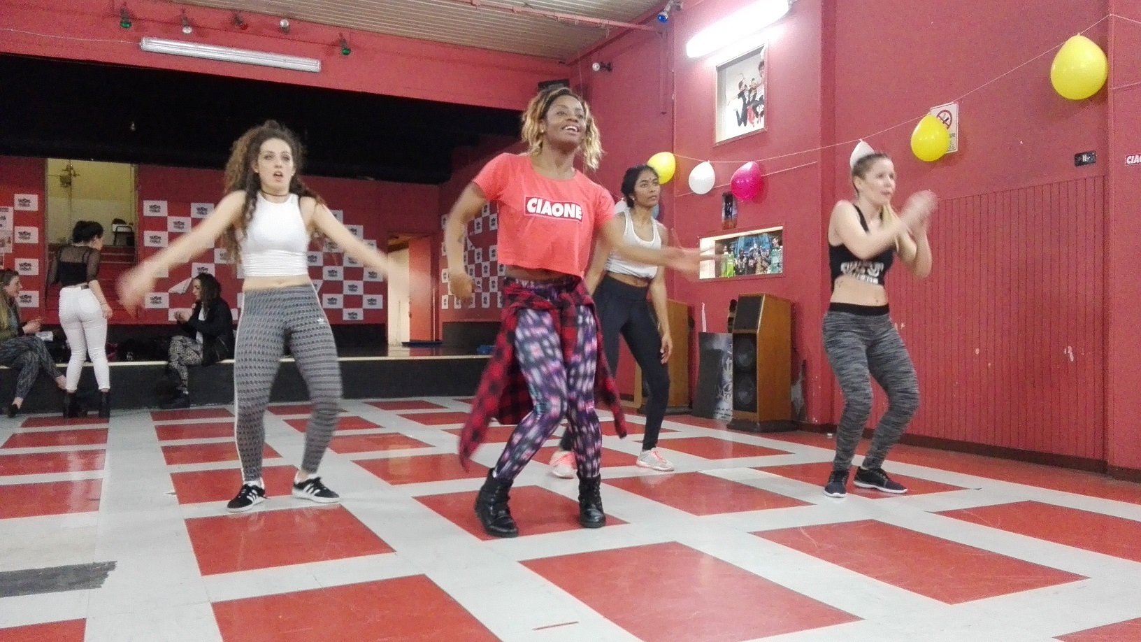 Foto Janaína Cesar A camaronense Helen, de vermelho, comandando uma das badaladas aulas de dance hall reggae. Foto Janaína Cesar