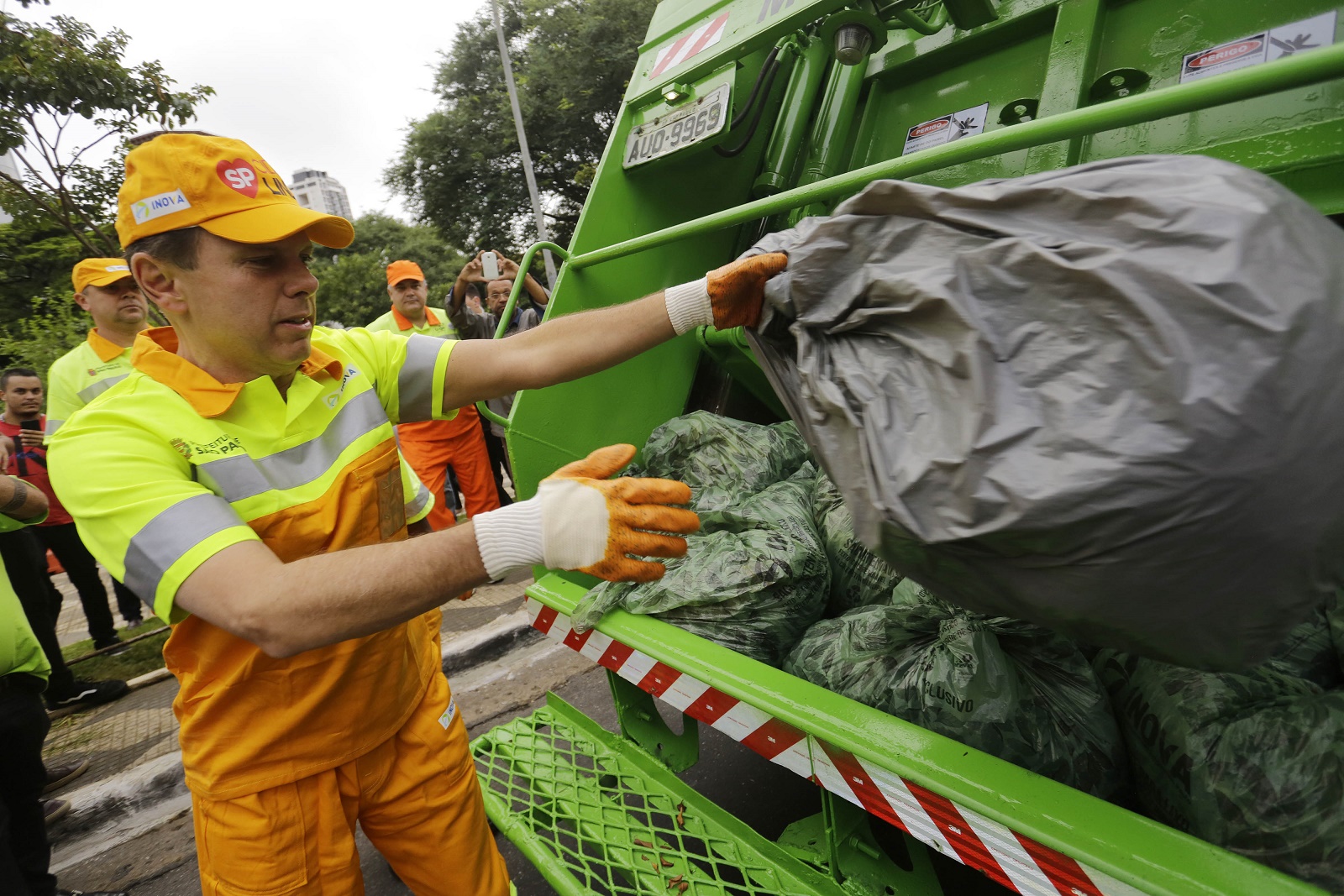 Foto de Nelson Antoine/AGIF Joao Doria vestido de gari durante o programa Cidade Linda, na avenida Cruzeiro do Sul, zona norte de Sao Paulo. Foto de Nelson Antoine/AGIF