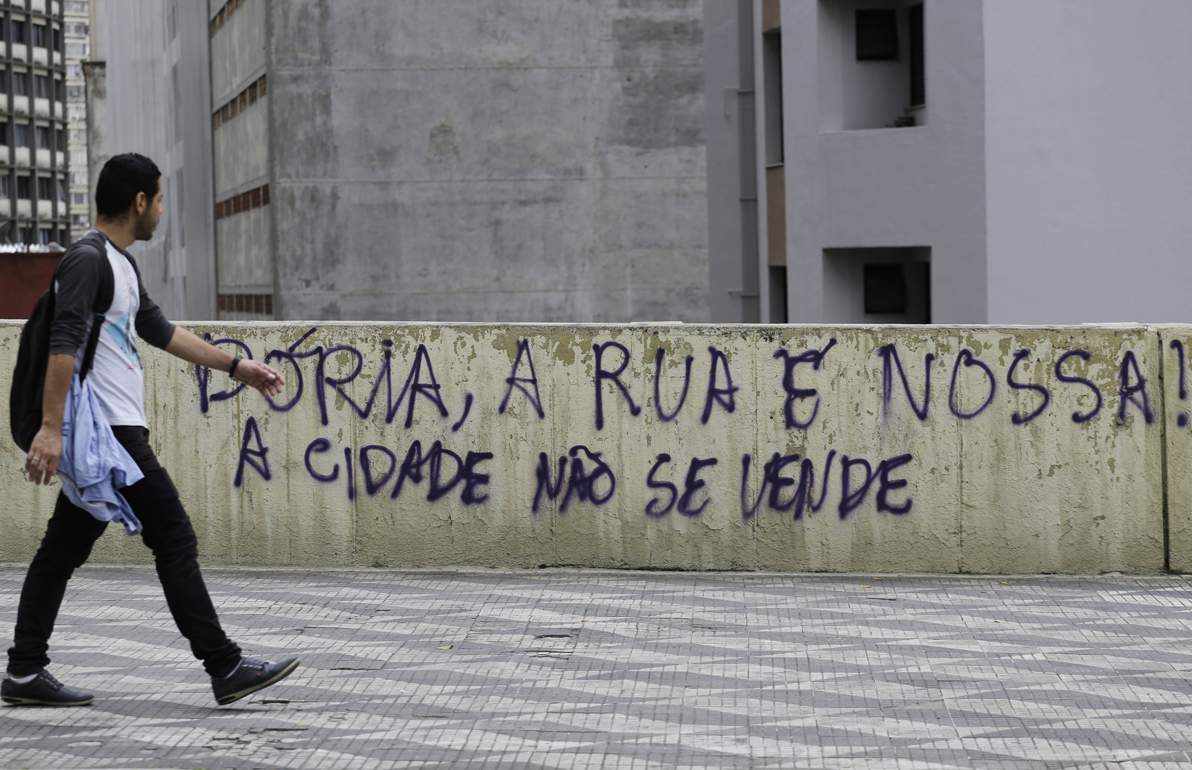Foto de Nelson Antoine/AGIF Pichação contra os projetos de privatizacao do prefeito Joao Doria. Foto de Nelson Antoine/AGIF