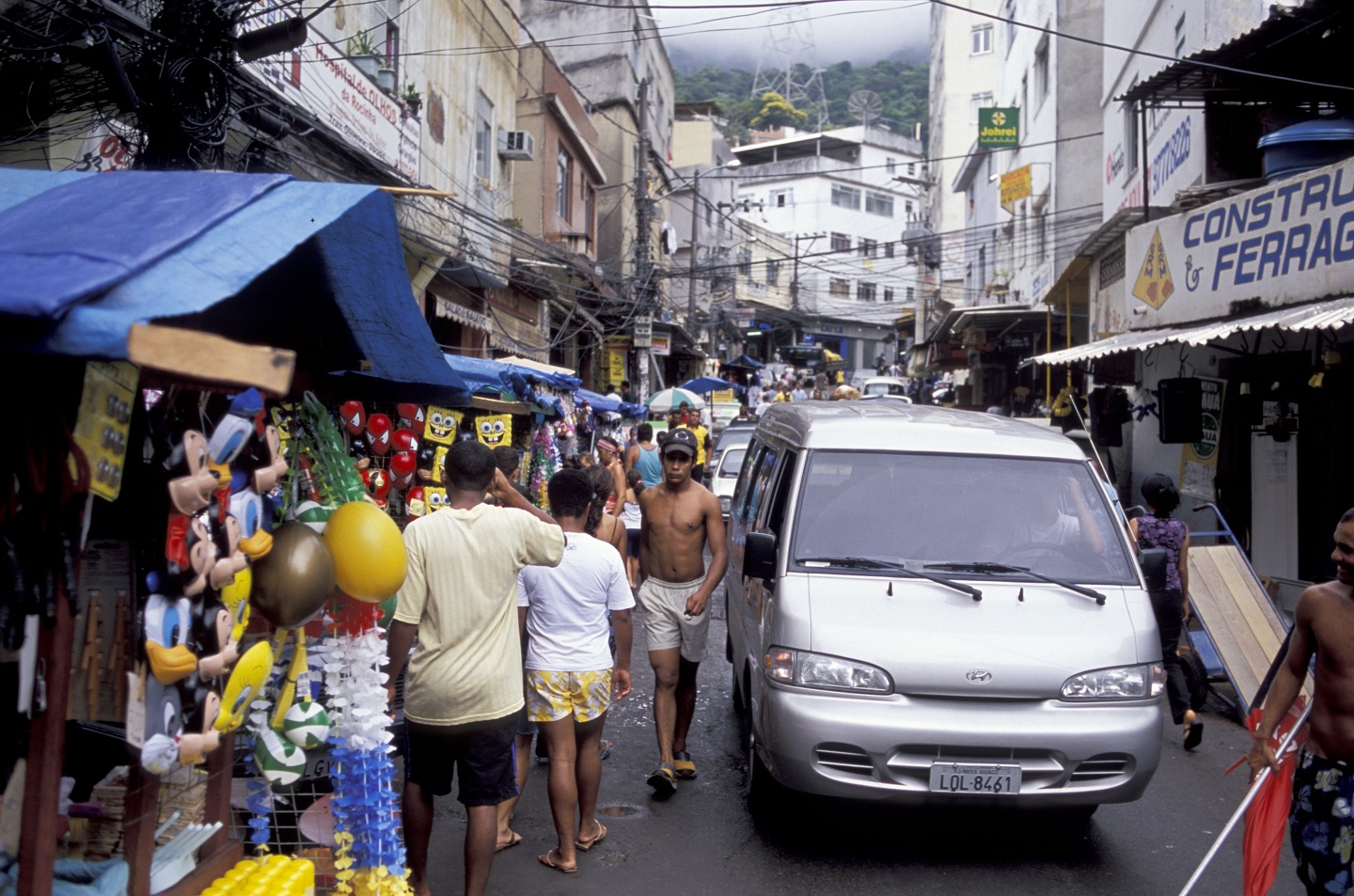 Foto de Ana Jobin/Only World Distribuição de bebidas é um tema proibido na Rocinha. Foto de Ana Jobin/Only World