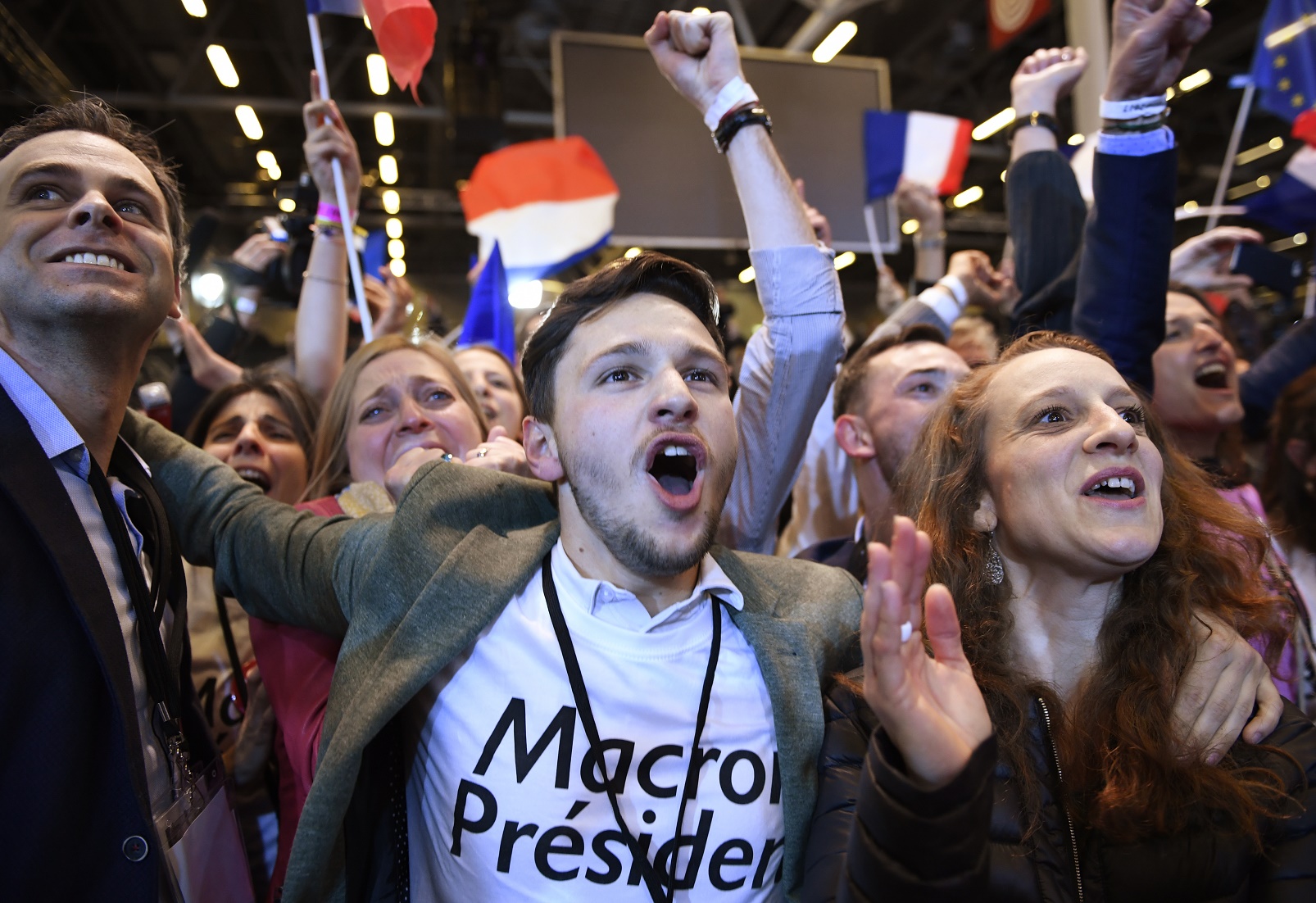 Foto Eric Feferberg/AFP Eleitores comemoram a vitória de Emmanuel Macron no primeiro turno das eleições francesas. Foto Eric Feferberg/AFP