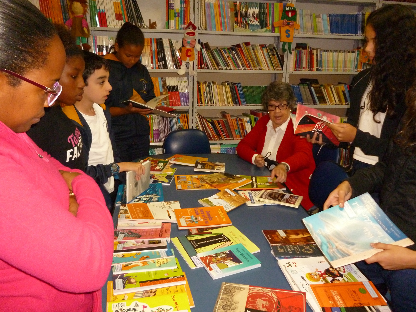 Kiki comenta os livros com alunos e professres de uma escola em Petrópolis. Foto de Cristina Bacelar