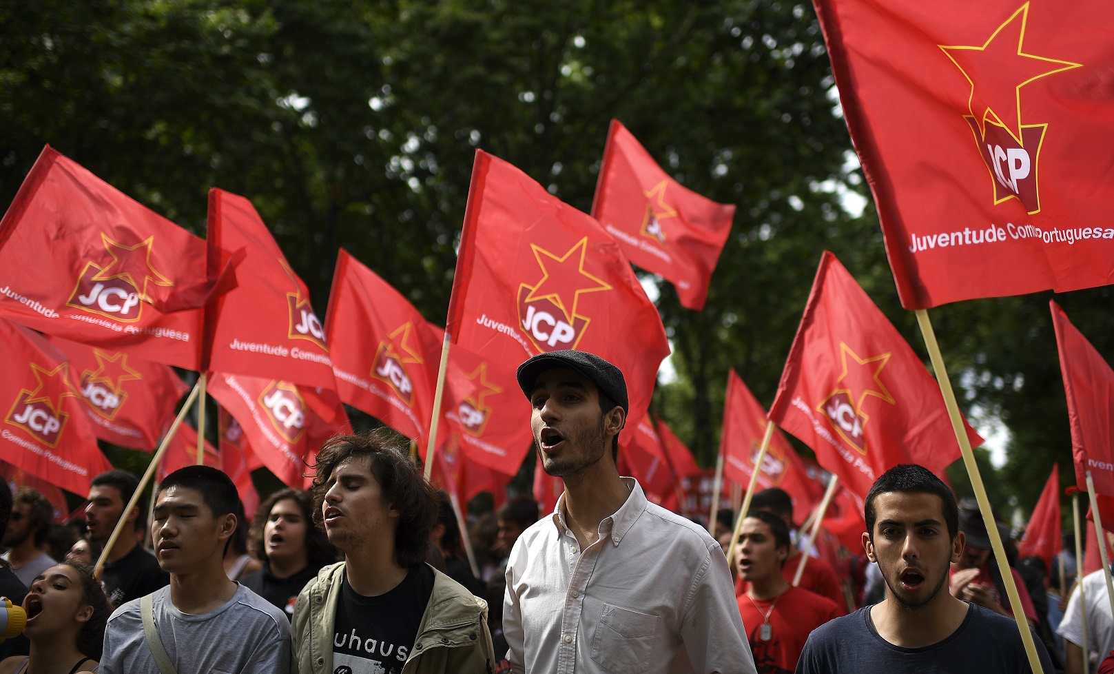 Jovens da Juventude Comunista Portuguesa (JCP) na marcha pelo aniversário da Revolução dos Cravos. Foto Francisco Leong/AFP