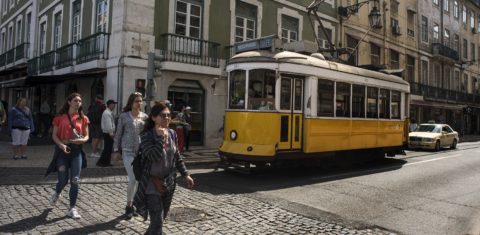 Portugal: o tradicional bonde circulando pelo centro histórico de Lisboa. Foto Joaquin Gomez Sestre/NurPhoto