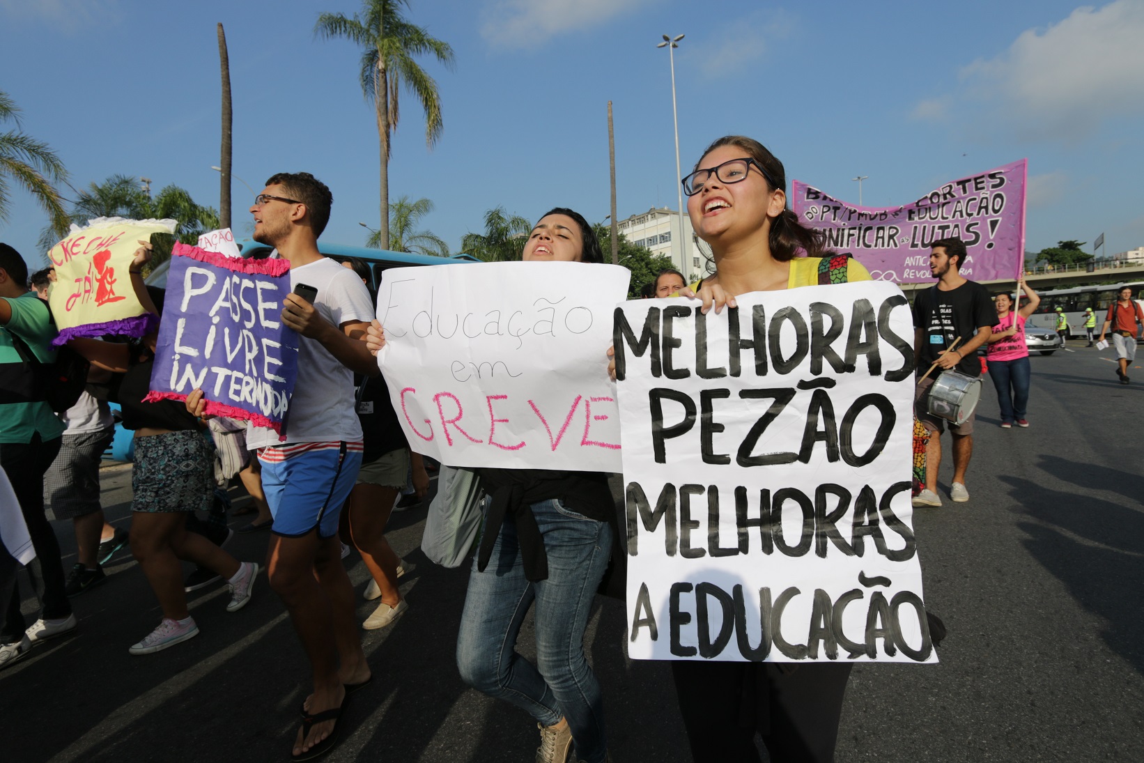 Protestos contra o governador que ameaça cortar 30% dos salários que já estão atrasados. Foto Alessandro Pereira da Silva/Citizenside