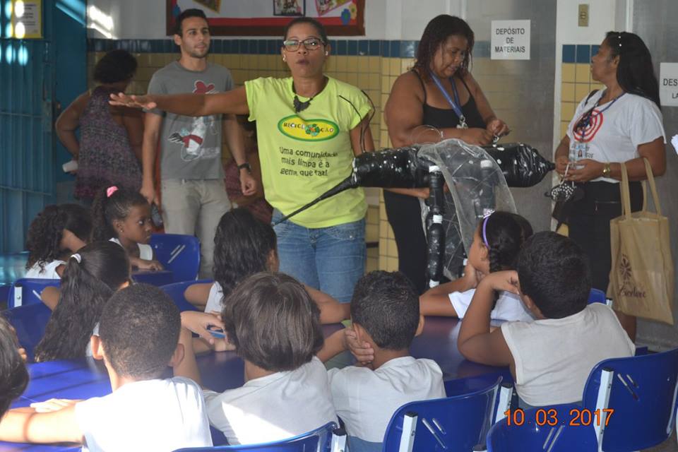Educar também está entre os objetivos de Cris dos Prazeres no morro onde vive (foto de divulgação)