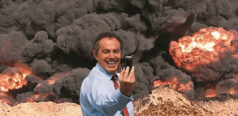 Montagem produzida pelos artistas Peter Kennard e Cat Picton mostra Tony Blair tirando selfie no conflito do Iraque: o primeiro-ministro ignorou os protestos contra a guerra. Foto Kennardphillipps